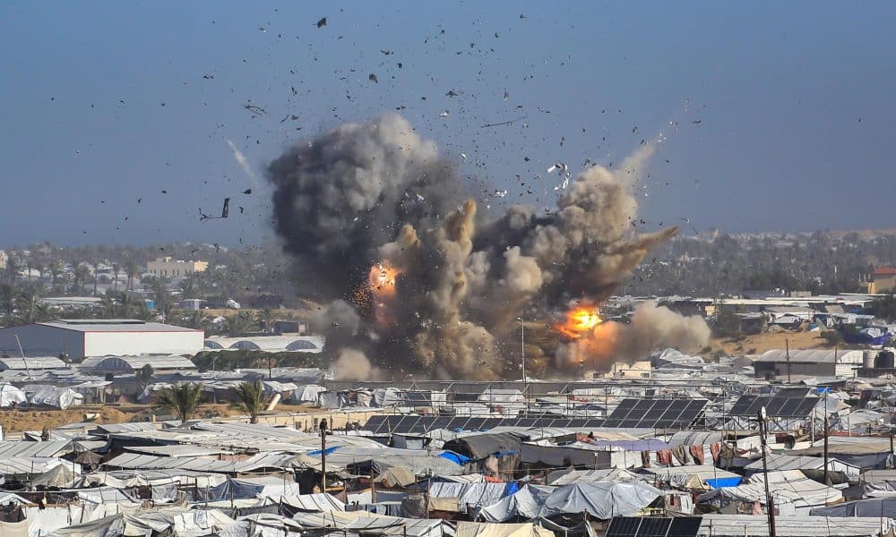 Una vista de una explosión durante un ataque aéreo israelí que tuvo como objetivo el campo de Ghaith, que alberga a personas desplazadas, en la zona de Al-Mawasi al oeste de Khan Younis, en la franja de Gaza sur, 31 de enero de 2026. EFE/EPA/HAITHAM IMAD