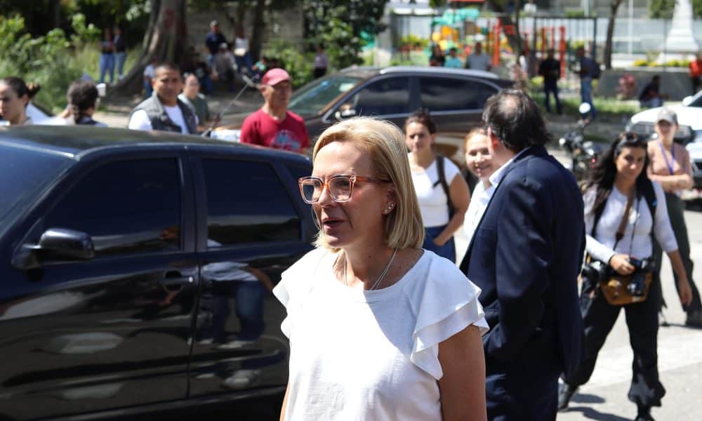 Fotografía del 9 de enero de 2026 de la hija del líder opositor Edmundo González Urrutia, Mariana González (c), en el centro penitenciario Rodeo I este viernes, en Zamora estado Miranda (Venezuela). EFE/ STR
