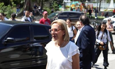 Fotografía del 9 de enero de 2026 de la hija del líder opositor Edmundo González Urrutia, Mariana González (c), en el centro penitenciario Rodeo I este viernes, en Zamora estado Miranda (Venezuela). EFE/ STR