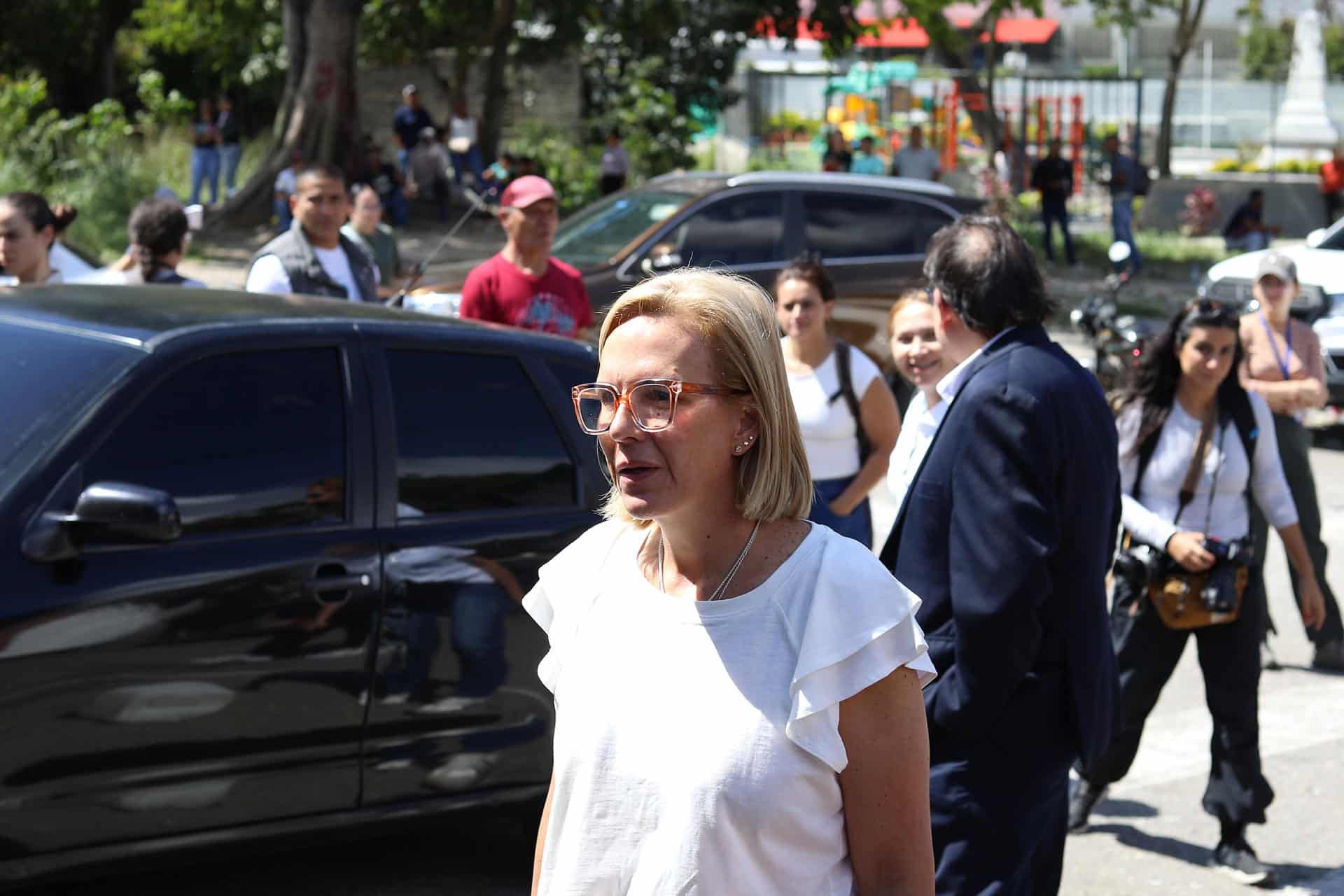 Fotografía del 9 de enero de 2026 de la hija del líder opositor Edmundo González Urrutia, Mariana González (c), en el centro penitenciario Rodeo I este viernes, en Zamora estado Miranda (Venezuela). EFE/ STR