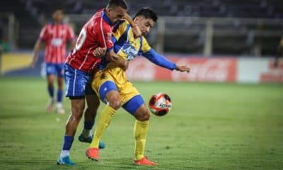 Rodrigo Muniz (i), del Central Español uruguayo, disputa el balón con Leonel González, de club chileno Universidad de Concepción, durante el partido de pretemporada jugado este lunes, en el estadio Luis Franzini de Montevideo. EFE/ Gastón Britos