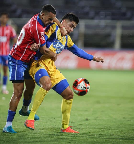 Rodrigo Muniz (i), del Central Español uruguayo, disputa el balón con Leonel González, de club chileno Universidad de Concepción, durante el partido de pretemporada jugado este lunes, en el estadio Luis Franzini de Montevideo. EFE/ Gastón Britos