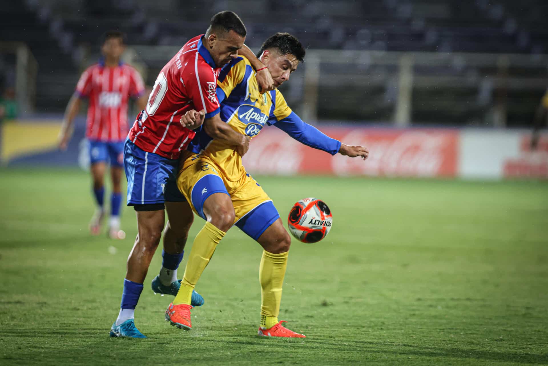 Rodrigo Muniz (i), del Central Español uruguayo, disputa el balón con Leonel González, de club chileno Universidad de Concepción, durante el partido de pretemporada jugado este lunes, en el estadio Luis Franzini de Montevideo. EFE/ Gastón Britos