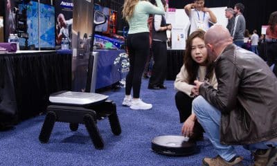 Personas participan en la Feria de Electrónica de Consumo (CES) este 4 de enero de 2026, en Las Vegas (Estados Unidos). EFE/ Luis Chacon