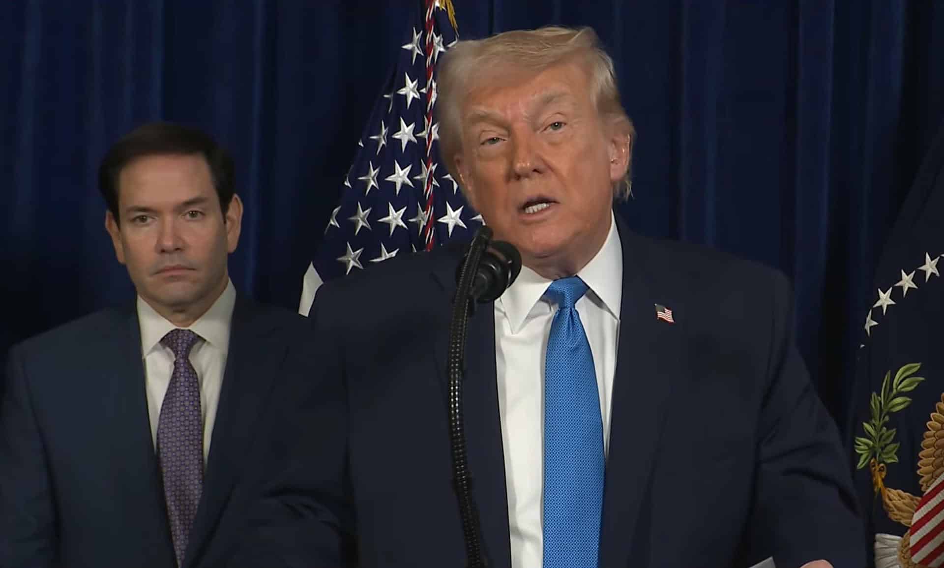 Captura de video tomada de una transmisión de La Casa Blanca del presidente de Estados Unidos, Donald Trump, junto al secretario de Estado Marco Rubio, durante una declaración este sábado, desde Palm Beach (FL, EE.UU.). EFE/ La Casa Blanca