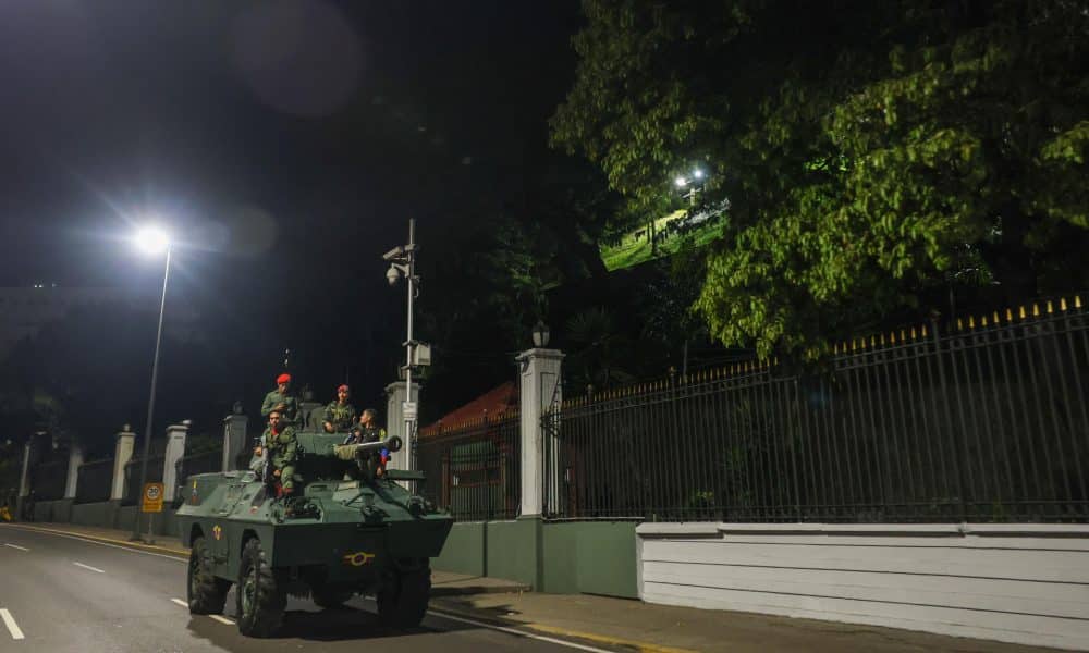 Militares custodian las inmediaciones del Palacio Presidencial de Miraflores tras varias detonaciones y explosiones en la madrugada de este sábado en Caracas. EFE/Miguel Gutiérrez