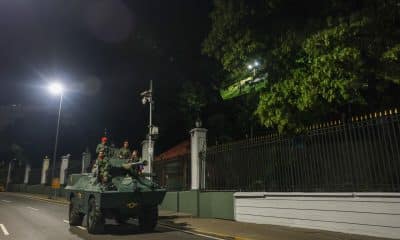 Militares custodian las inmediaciones del Palacio Presidencial de Miraflores tras varias detonaciones y explosiones en la madrugada de este sábado en Caracas. EFE/Miguel Gutiérrez