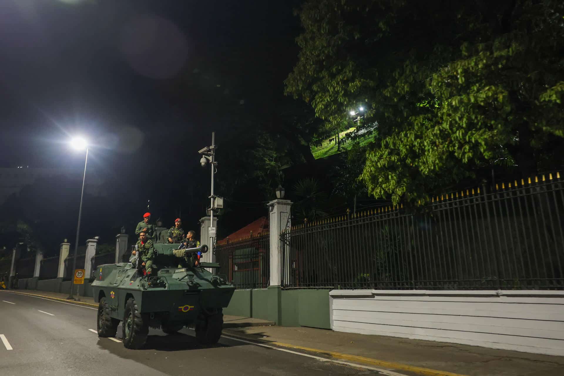 Militares custodian las inmediaciones del Palacio Presidencial de Miraflores tras varias detonaciones y explosiones en la madrugada de este sábado en Caracas. EFE/Miguel Gutiérrez