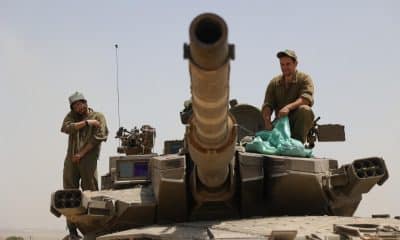 Imagen de archivo de soldados israelíes en un tanque cerca de la valla fronteriza con la Franja de Gaza. EFE/EPA/ABIR SULTAN