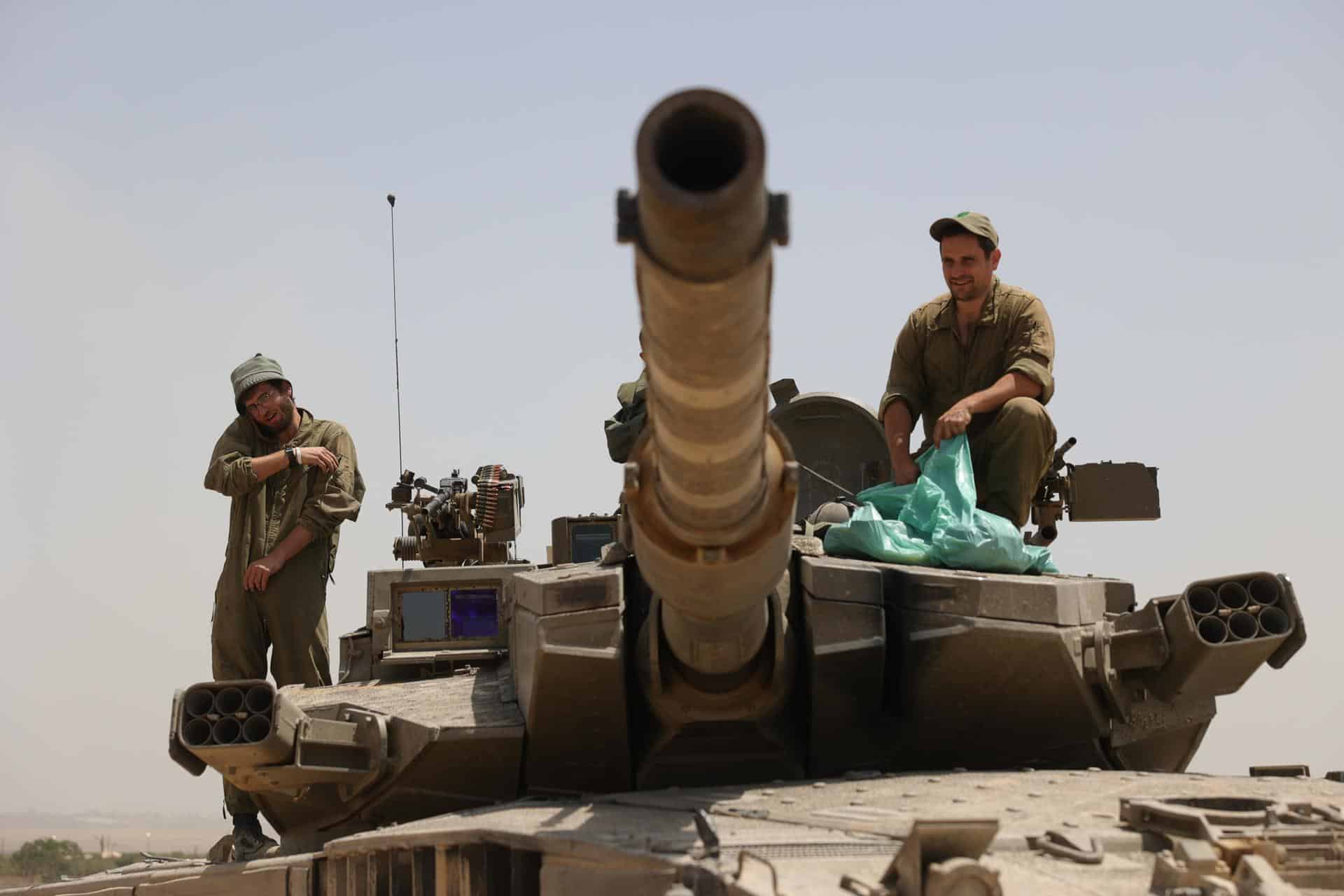Imagen de archivo de soldados israelíes en un tanque cerca de la valla fronteriza con la Franja de Gaza. EFE/EPA/ABIR SULTAN