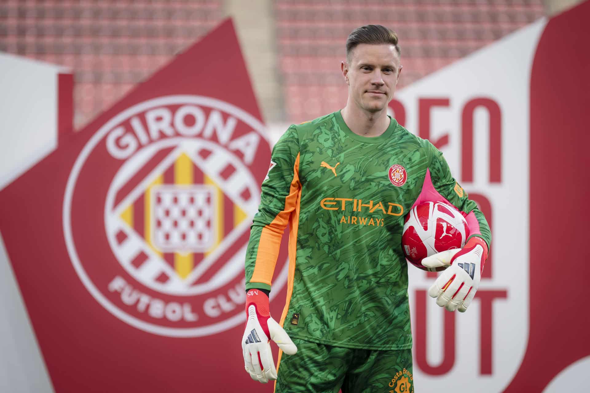El portero alemán Marc-André ter Stegen durante su presentación como nuevo jugador del Girona, cedido por el FC Barcelona hasta final de temporada. EFE/David Borrat.