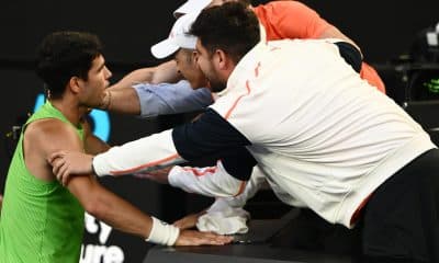 El tenista español Carlos Alcaraz celebra con su equipo tras ganar al aleman Alexander Zverev en la semifinal del Abierto de Australia 2026 en Melbourne. EFE/EPA/JOEL CARRETT