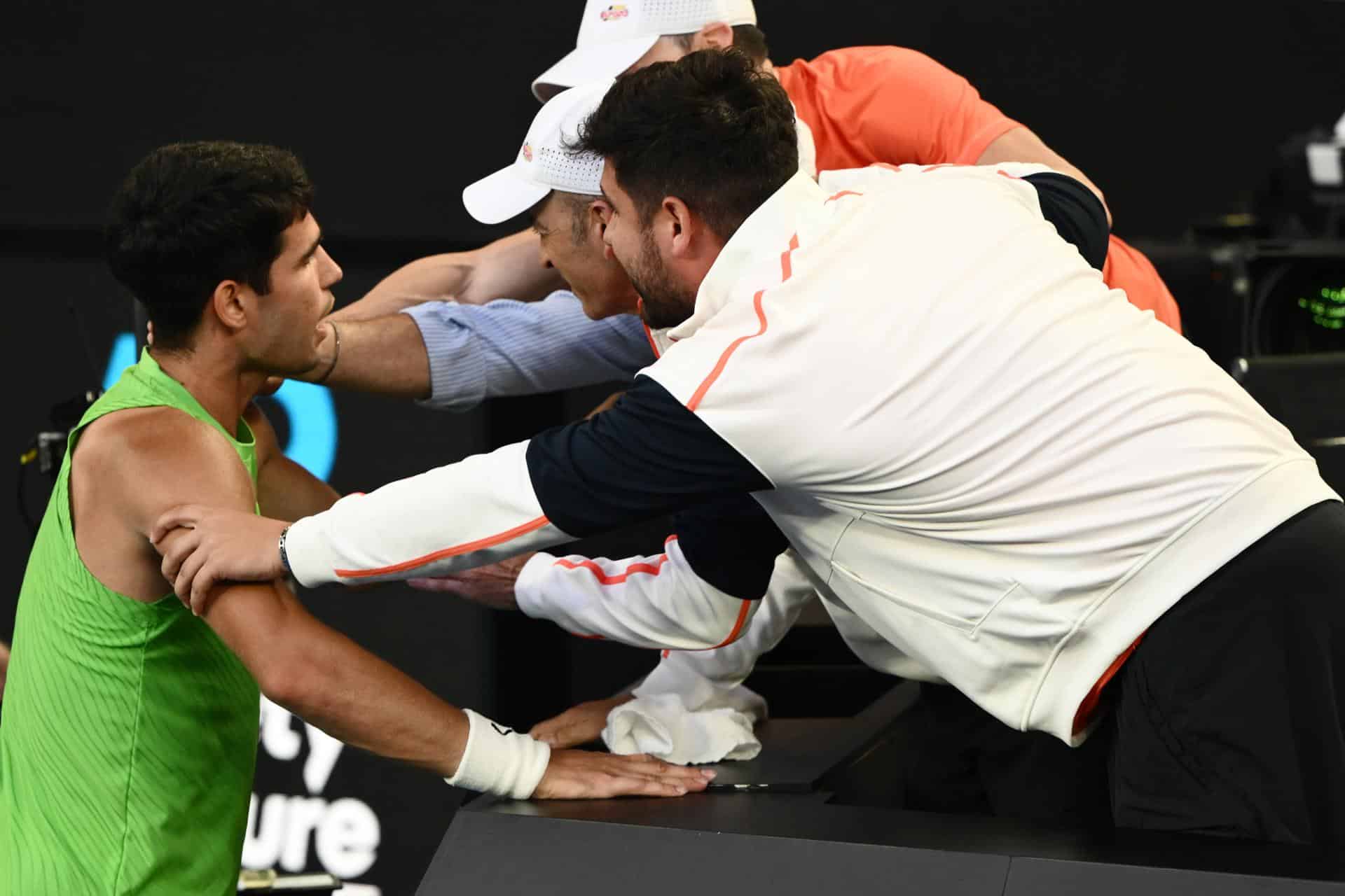 El tenista español Carlos Alcaraz celebra con su equipo tras ganar al aleman Alexander Zverev en la semifinal del Abierto de Australia 2026 en Melbourne. EFE/EPA/JOEL CARRETT