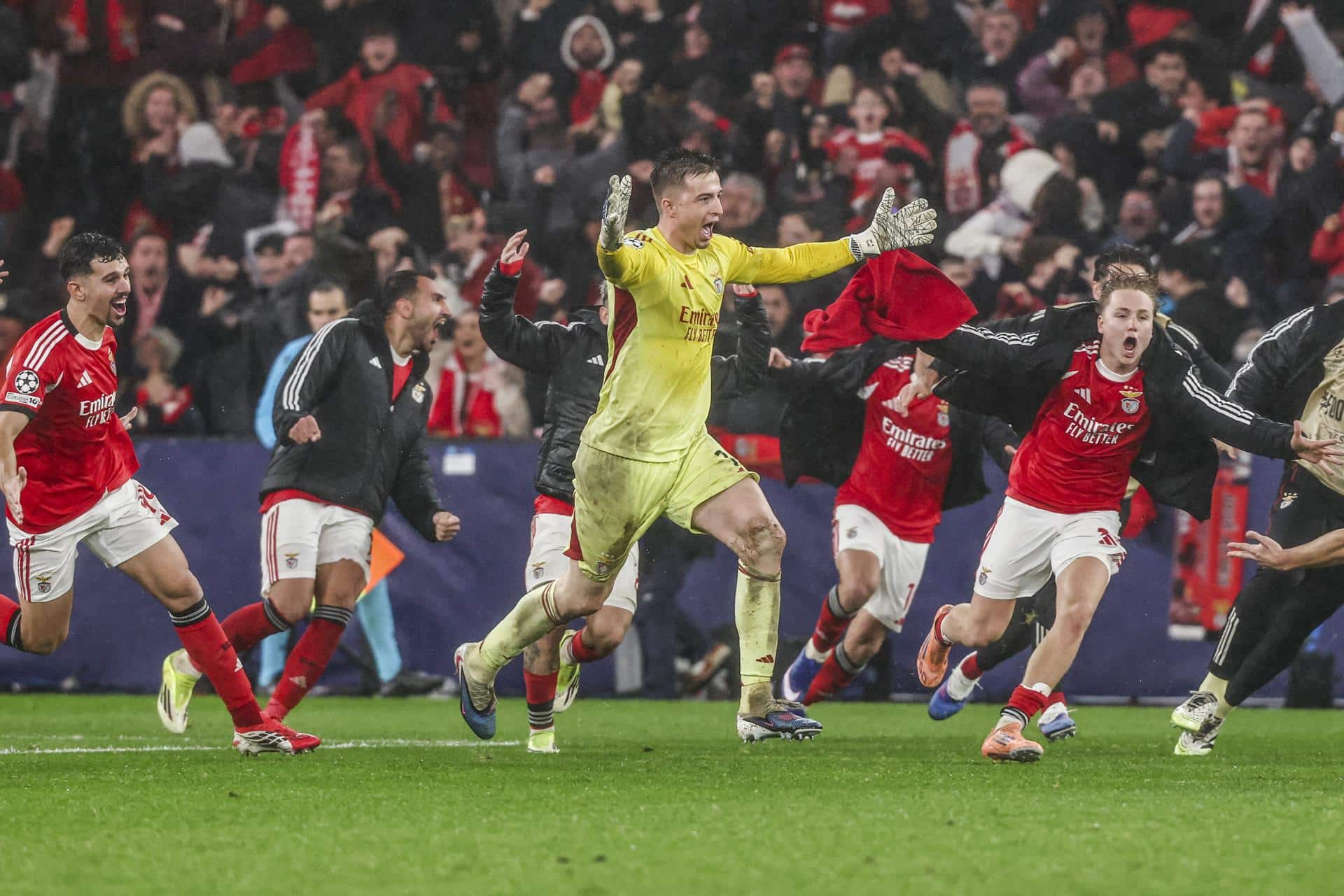 El portero ucraniano del Benfica, Anatoliy Trubin (C), celebra el gol conseguido contra el Real Madrid. EFE/EPA/JOSE SENA GOULAO