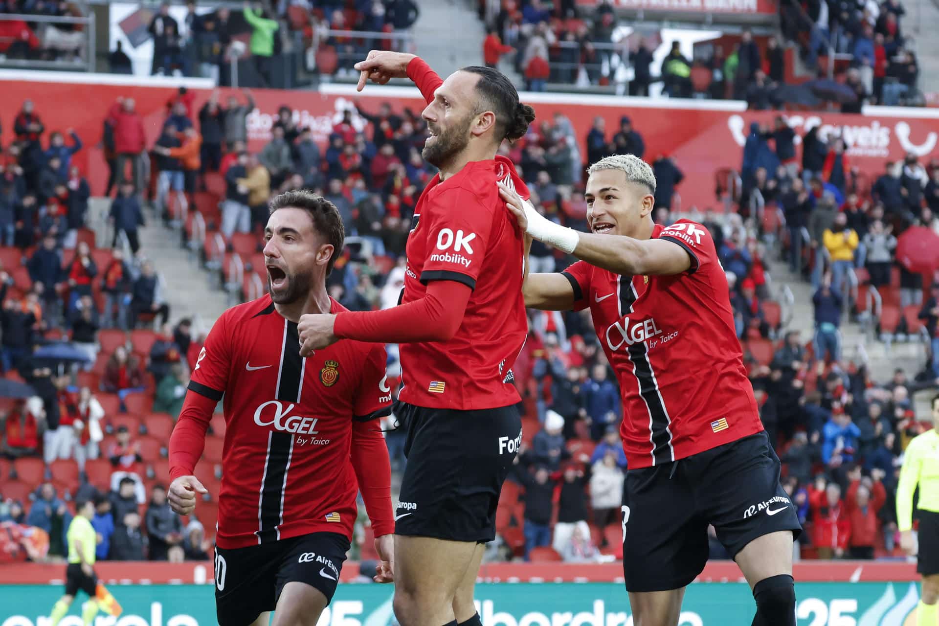 El delantero del Real Mallorca Vedat Muriqi celebra su gol contra el Athletic Club de Bilbao, durante el partido de LaLiga EA Sports entre el Real Mallorca y el Athletic Club de Bilbao, en el estadio Son Moix en Palma.-EFE/Cati Cladera