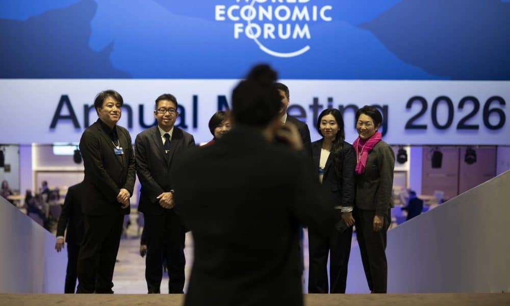 Los participantes se toman una foto el día de cierre de la 56ª reunión anual del Foro Económico Mundial (WEF) en Davos, Suiza, 23 de enero de 2026. La cumbre de 2026, que se celebra del 19 al 23 de enero bajo el tema 'Un espíritu de diálogo', reúne a líderes políticos globales, ejecutivos corporativos y científicos para abordar los desafíos internacionales. (Suiza) EFE/EPA/GIAN EHRENZELLER