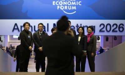 Los participantes se toman una foto el día de cierre de la 56ª reunión anual del Foro Económico Mundial (WEF) en Davos, Suiza, 23 de enero de 2026. La cumbre de 2026, que se celebra del 19 al 23 de enero bajo el tema 'Un espíritu de diálogo', reúne a líderes políticos globales, ejecutivos corporativos y científicos para abordar los desafíos internacionales. (Suiza) EFE/EPA/GIAN EHRENZELLER