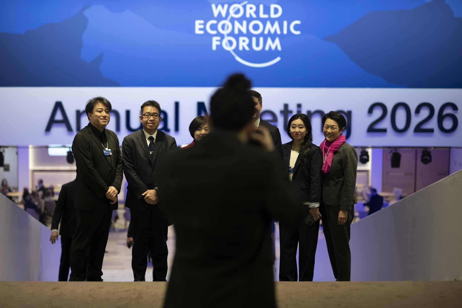Los participantes se toman una foto el día de cierre de la 56ª reunión anual del Foro Económico Mundial (WEF) en Davos, Suiza, 23 de enero de 2026. La cumbre de 2026, que se celebra del 19 al 23 de enero bajo el tema 'Un espíritu de diálogo', reúne a líderes políticos globales, ejecutivos corporativos y científicos para abordar los desafíos internacionales. (Suiza) EFE/EPA/GIAN EHRENZELLER