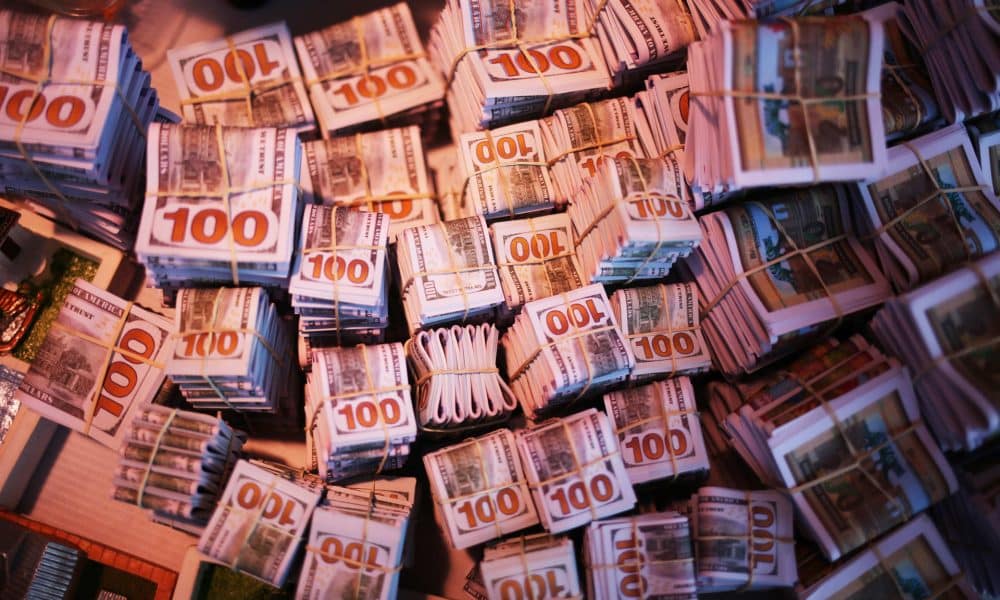 Fotografía que muestra billetes en miniatura durante la inauguración de la feria de la Alasita este sábado, en La Paz (Bolivia). EFE/ Luis Gandarillas