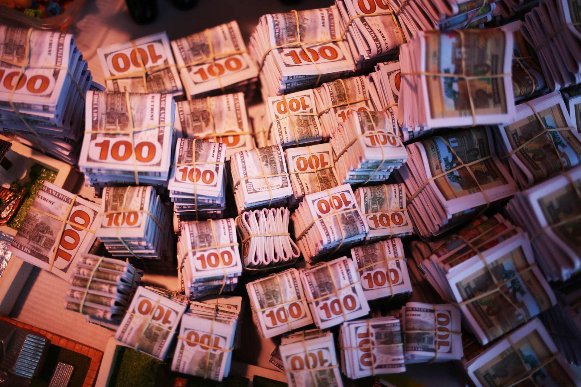 Fotografía que muestra billetes en miniatura durante la inauguración de la feria de la Alasita este sábado, en La Paz (Bolivia). EFE/ Luis Gandarillas
