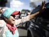 Una mujer saluda a la candidata a la presidencia de Costa Rica por el partido Pueblo soberano, Laura Fernández, durante un recorrido este sábado, en San José (Costa Rica). EFE/ Jeffrey Arguedas