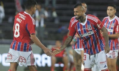 Arturo Vidal y Esteban Pavez celebran la victoria de Colo Colo sobre Olimpia este jueves en un partido amistoso de pretemporada jugado en el Estadio Luis Franzini, de Montevideo. EFE/ Gastón Britos