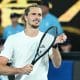 MELBOURNE (Australia), 27/01/2026.- El alemán Alexander Zverev celebra su victoria en los cuartos de final masculinos contra el estadounidense Learner Tien, durante la décima jornada del Abierto de Australia de 2026, en Melbourne Park, Australia, el 27 de enero de 2026. EFE/EPA/JAMES ROSS AUSTRALIA AND NEW ZEALAND OUT