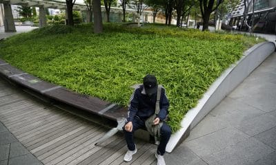 Fotografía de archivo, tomada el 31/05/2022, que muestra a un hombre mirando su teléfono móvil en Tokio, Japón. EFE/EPA/FRANCK ROBICHON