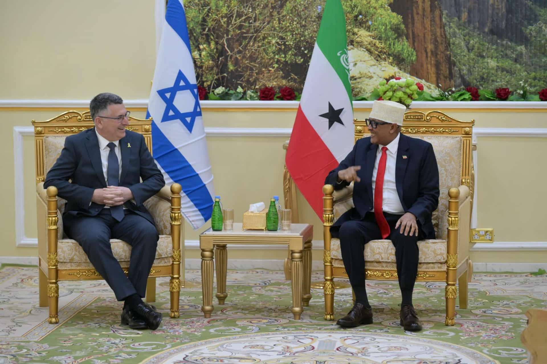 El ministro de Asuntos Exteriores israelí, Gideon Saar, durante su reunión de este martes con el presidente somalilandés, Abdirahman Mohamed Abdullahi. EFE/ Ministerio de Asuntos Exteriores de Israel
