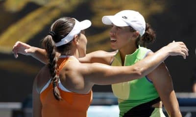 MELBOURNE (Australia), 26/01/2026.- Jessica Pegula (izq.) de EE. UU. recibe las felicitaciones de su compatriota Madison Keys (der.) tras su partido de cuarta ronda femenino en el noveno día del Abierto de Australia 2026 en Melbourne Park, Melbourne, Australia, el 26 de enero de 2026. EFE/EPA/ROB PREZIOSO AUSTRALIA AND NEW ZEALAND OUT