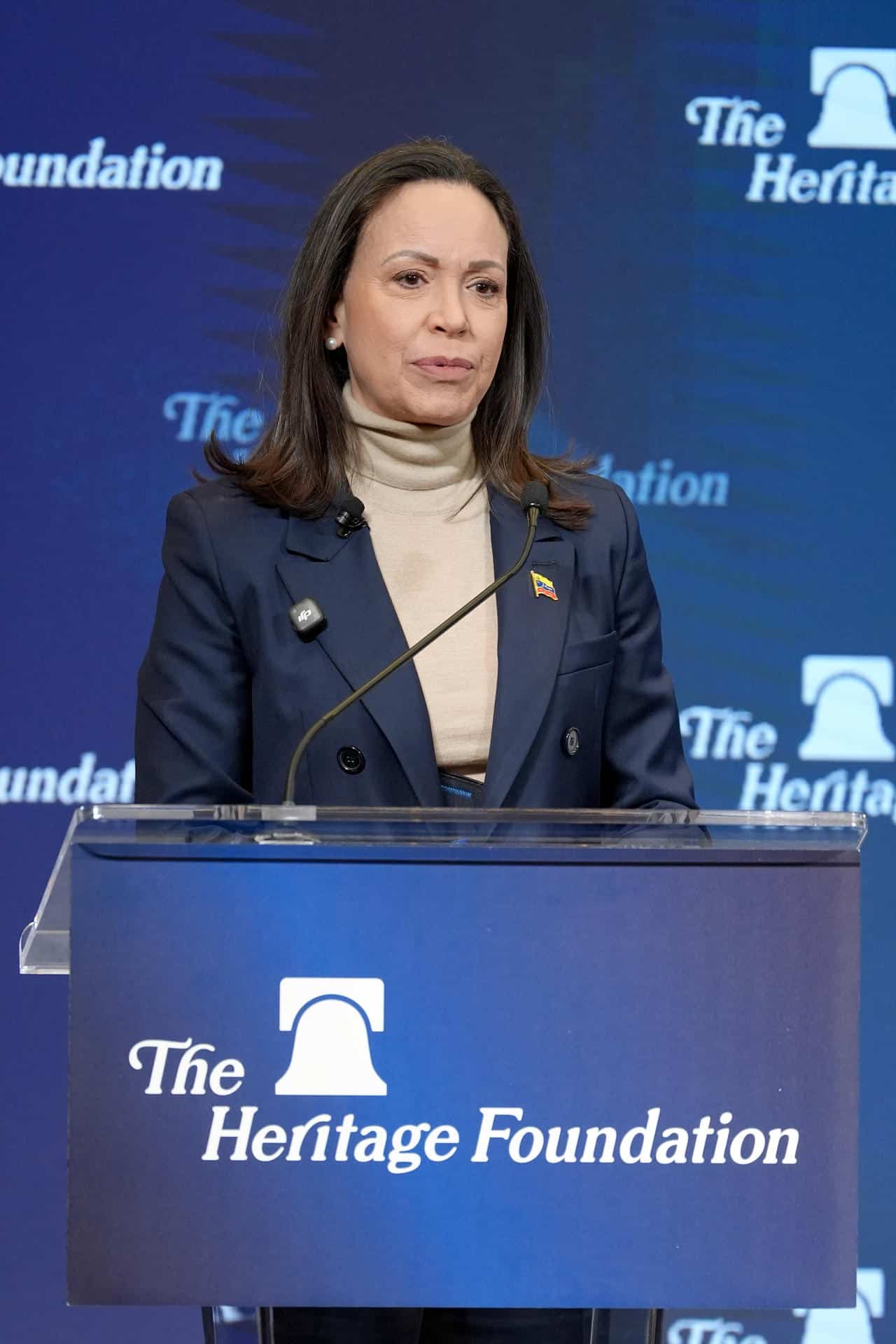 La líder opositora venezolana y Premio Nobel de la Paz, María Corina Machado, habla en una rueda de prensa este viernes, en Washington (Estados Unidos). Machado declaró que la presidenta encargada de Venezuela, Delcy Rodríguez, no representa al pueblo de su país y se mostró confiada en que habrá una "transición ordenada". EFE/ Octavio Guzmán