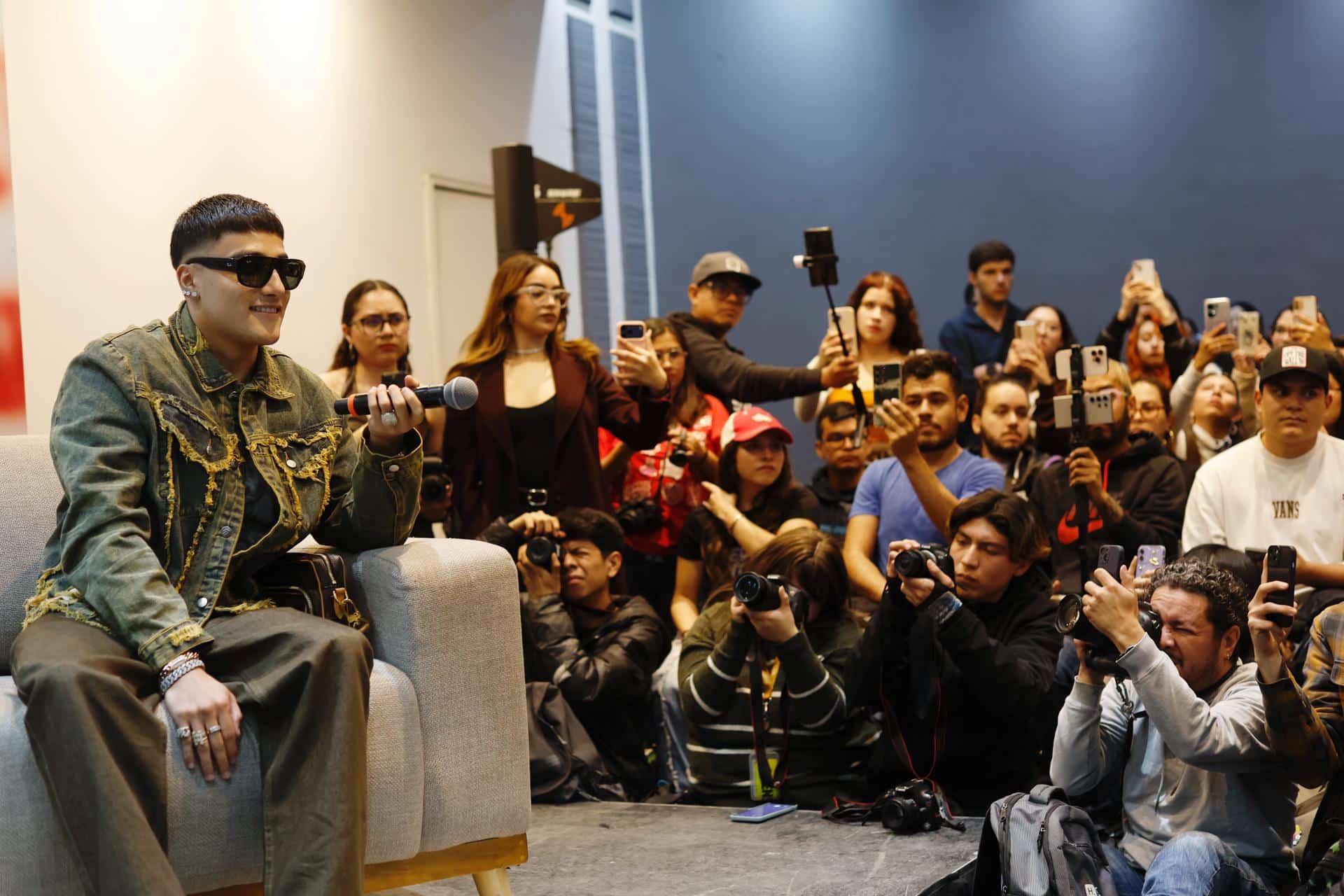 El cantante reguetonero de México Fernando Hernández (i) El Malilla participa en una rueda de prensa este martes, en Ciudad de México (México). EFE/ Sáshenka Gutiérrez