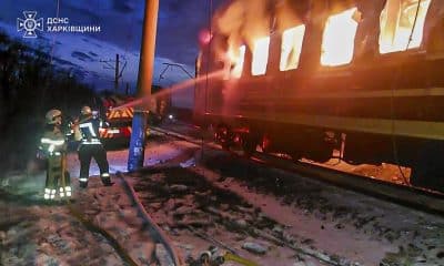 Rescatistas ucranianos tratan de sofocar un incendio en un tren de pasajeros tras un ataque con un dron ruso cerca de la ciudad de Izyum, en la región de Jarkov, Ucrania, el 27 de enero de 2026. EFE/EPA/STATE EMERGENCY SERVICE HANDOUT HANDOUT USO EDITORIAL SÓLO/NO VENTAS