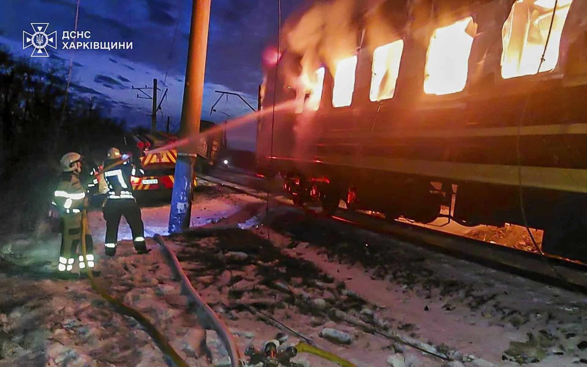 Rescatistas ucranianos tratan de sofocar un incendio en un tren de pasajeros tras un ataque con un dron ruso cerca de la ciudad de Izyum, en la región de Jarkov, Ucrania, el 27 de enero de 2026. EFE/EPA/STATE EMERGENCY SERVICE HANDOUT HANDOUT USO EDITORIAL SÓLO/NO VENTAS