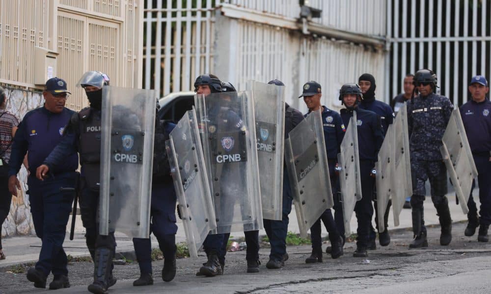 Integrantes del Cuerpo de Policía Nacional Bolivariana (CPNB) custodian una calle este jueves, en Caracas (Venezuela). Imagen de archivo. EFE/ Miguel Gutiérrez