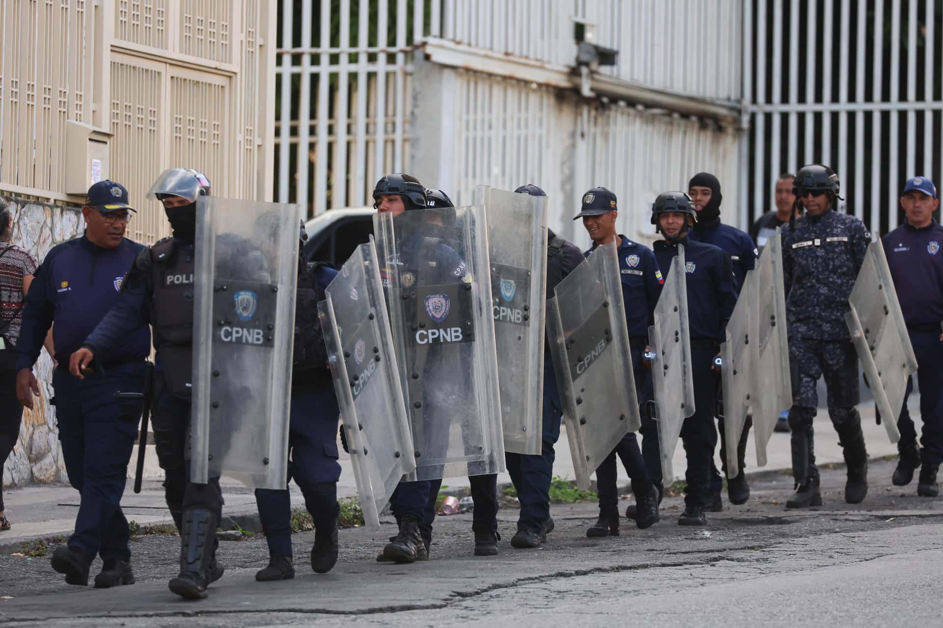 Integrantes del Cuerpo de Policía Nacional Bolivariana (CPNB) custodian una calle este jueves, en Caracas (Venezuela). Imagen de archivo. EFE/ Miguel Gutiérrez