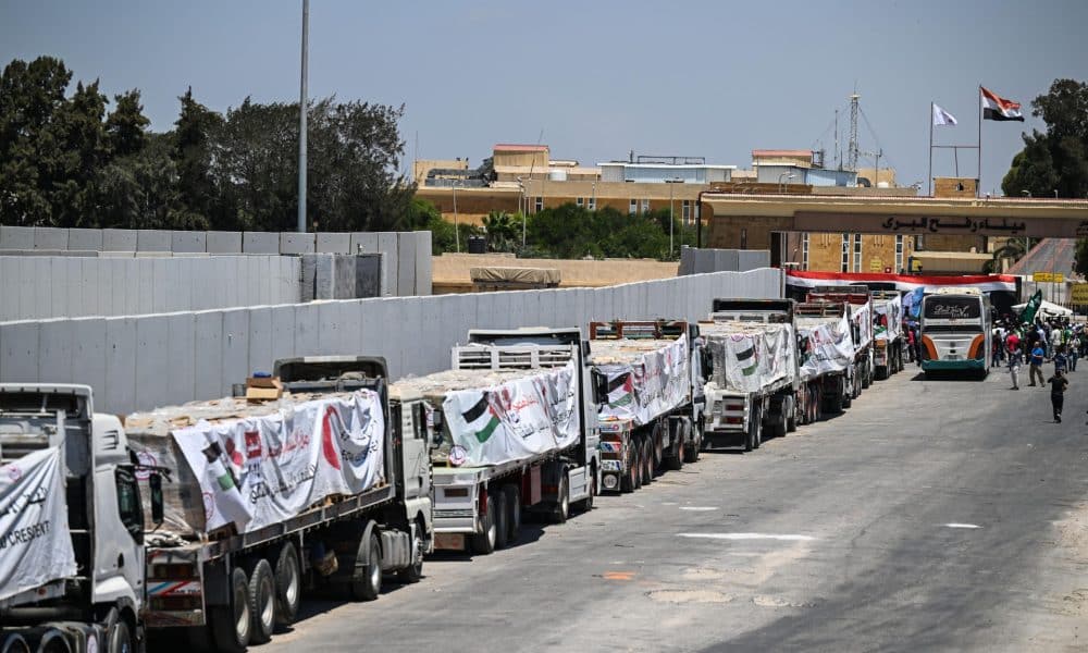 El líder del comité tecnócrata palestino respaldado por EE.UU., Ali Shaath, anunció este jueves en Davos (Suiza) la reapertura la próxima semana del paso fronterizo de Rafah, que une Egipto con la Franja de Gaza. En la imagen, camiones con ayuda humanitaria cruzan el paso de Rafah entre Egipto y Gaza, el 6 de agosto de 2025. EFE/ Mohamed Hossam