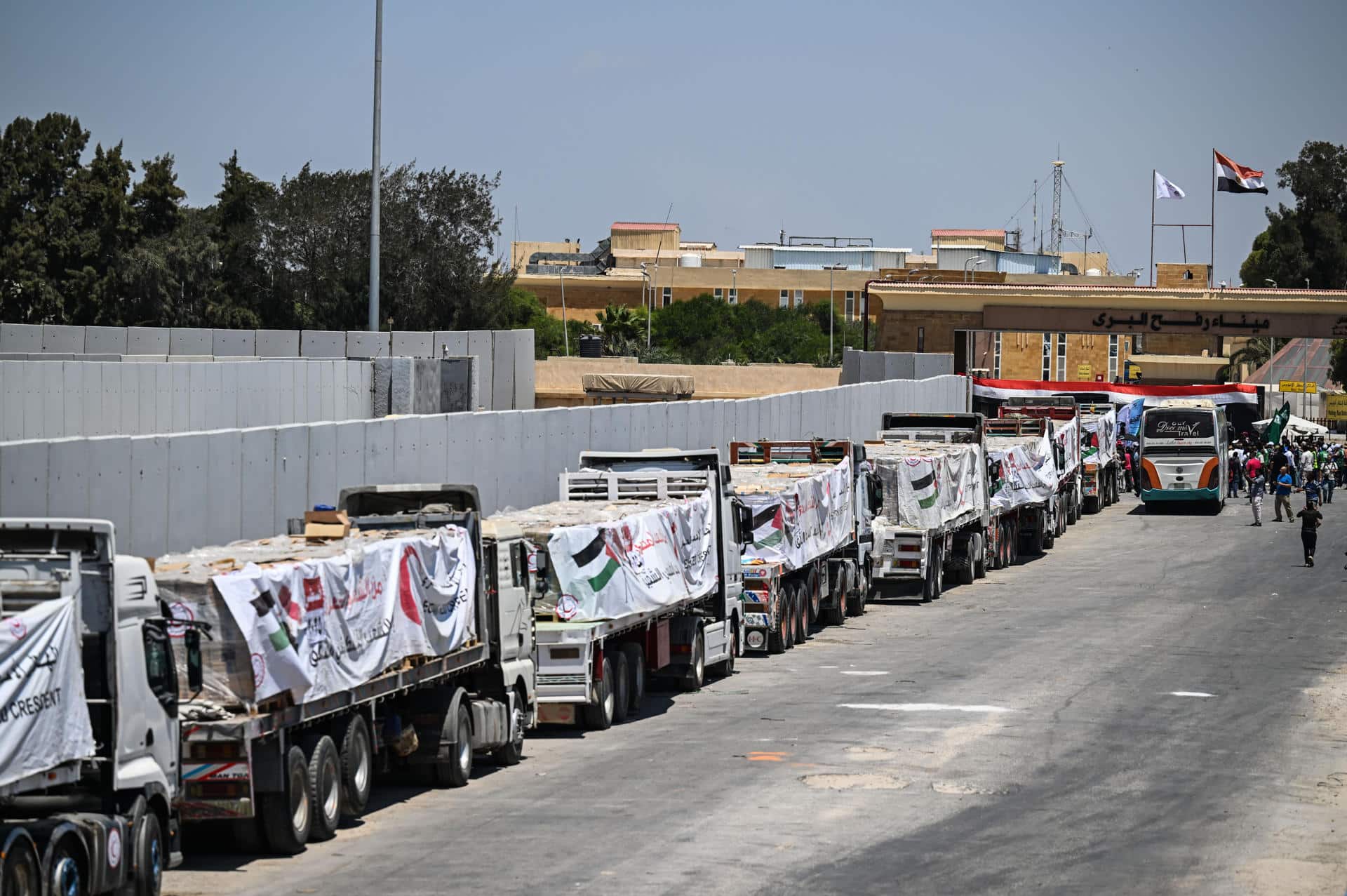 El líder del comité tecnócrata palestino respaldado por EE.UU., Ali Shaath, anunció este jueves en Davos (Suiza) la reapertura la próxima semana del paso fronterizo de Rafah, que une Egipto con la Franja de Gaza. En la imagen, camiones con ayuda humanitaria cruzan el paso de Rafah entre Egipto y Gaza, el 6 de agosto de 2025. EFE/ Mohamed Hossam