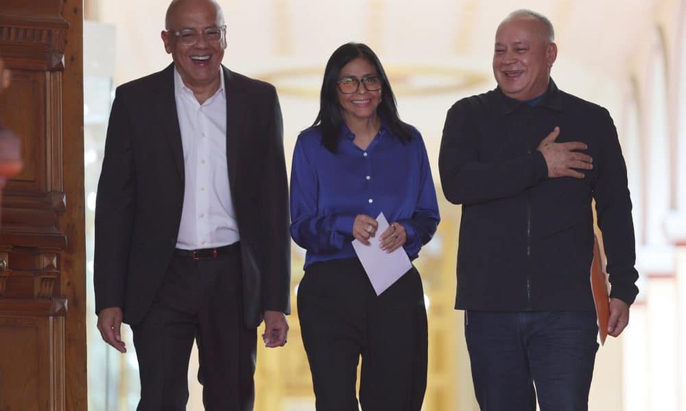 La mandataria encargada de Venezuela, Delcy Rodríguez (c); camina junto al presidente de la Asamblea Nacional de Venezuela, Jorge Rodríguez (i); y el ministro del Interior y Justicia, Diosdado Cabello este 14 de enero de 2026, en el Palacio de Miraflores en Caracas (Venezuela). EFE/ Miguel Gutiérrez