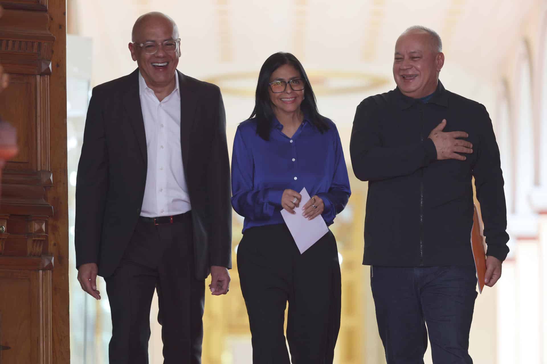 La mandataria encargada de Venezuela, Delcy Rodríguez (c); camina junto al presidente de la Asamblea Nacional de Venezuela, Jorge Rodríguez (i); y el ministro del Interior y Justicia, Diosdado Cabello este 14 de enero de 2026, en el Palacio de Miraflores en Caracas (Venezuela). EFE/ Miguel Gutiérrez