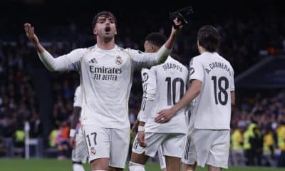 El defensa del Real Madrid Raúl Asencio celebra su gol contra el Levante, durante el partido de LaLiga EA Sports disputado contra el Levante UD este sábado en el estadio Santiago Bernabéu de Madrid. EFE/ Javier Lizón