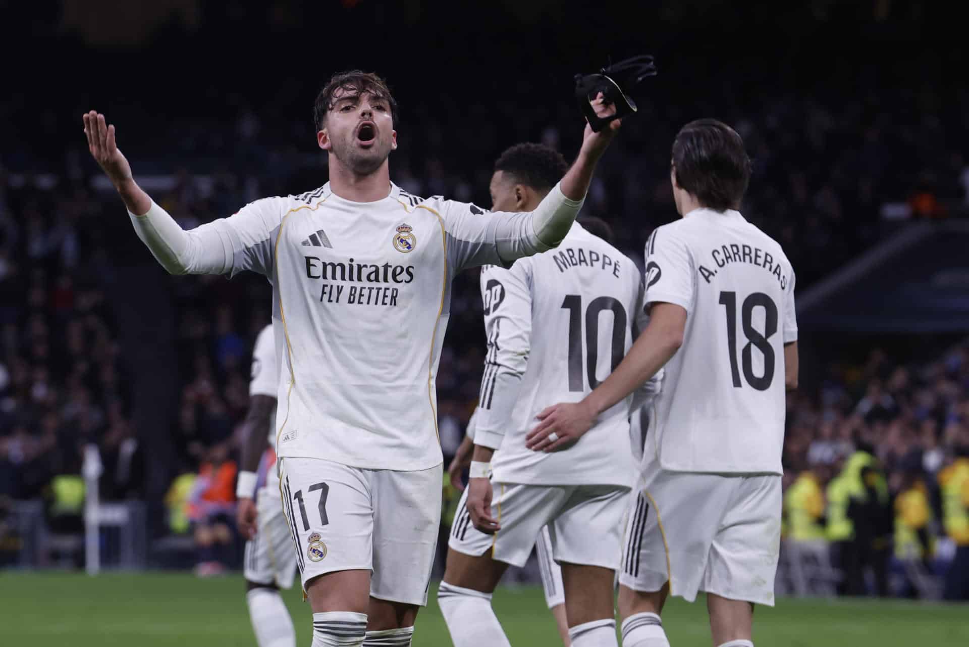 El defensa del Real Madrid Raúl Asencio celebra su gol contra el Levante, durante el partido de LaLiga EA Sports disputado contra el Levante UD este sábado en el estadio Santiago Bernabéu de Madrid. EFE/ Javier Lizón