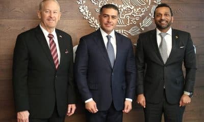 Fotografía cedida por la Secretaria de Seguridad y Protección Ciudadana, que muestra a su secretario, Omar García Harfuch (c), acompañado del director del Buró Federal de Investigaciones (FBI) de Estados Unidos, Kash Patel (d), y del embajador de Estados Unidos en México, Ronald Johnson,posando luego de una reunión de trabajo este viernes, en Ciudad de México (México). EFE/ Secretaria de Seguridad y Protección Ciudadana /SOLO USO EDITORIAL/ NO VENTAS/ SOLO DISPONIBLE PARA ILUSTRAR LA NOTICIA QUE ACOMPAÑA (CRÉDITO OBLIGATORIO)
