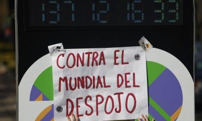 Una persona pega un cartel durante una manifestación este viernes, en Ciudad de México (México). EFE/ Sáshenka Gutiérrez