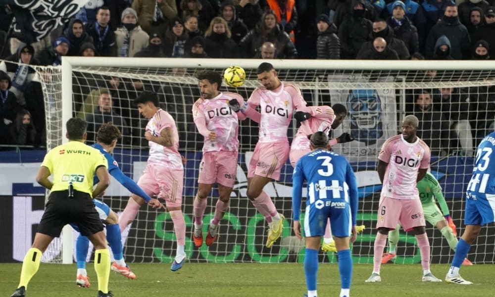 El delantero argentino del Alavés Lucas Boyé (i) consigue el primer gol de su equipo durante el partido de LaLiga que se disputó en el estadio de Mendizorroza. EFE / L. Rico
