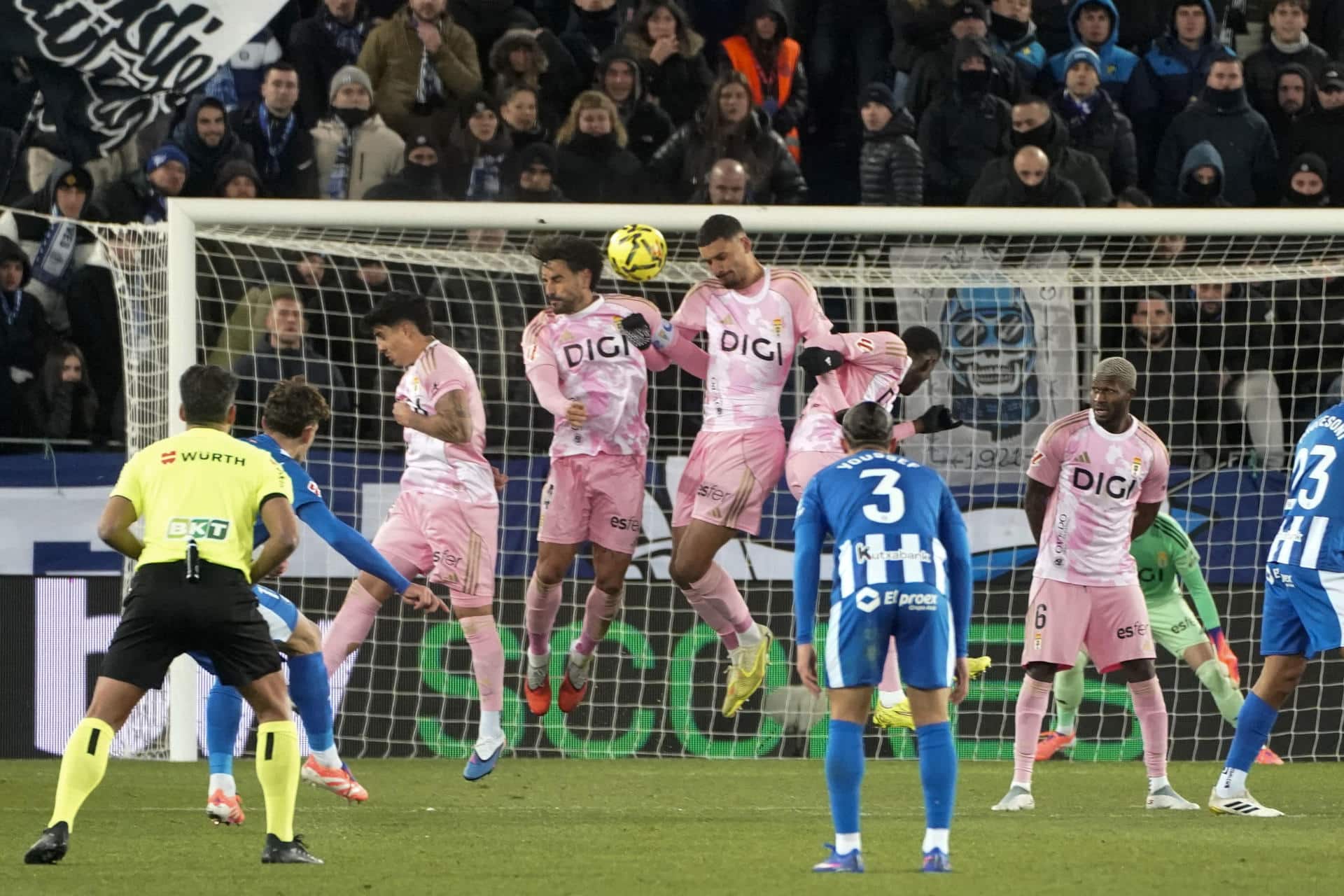 El delantero argentino del Alavés Lucas Boyé (i) consigue el primer gol de su equipo durante el partido de LaLiga que se disputó en el estadio de Mendizorroza. EFE / L. Rico
