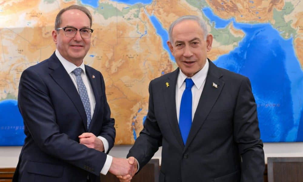 JERUSALÉN (ISRAEL), 11/01/2026.- El primer ministro israelí, Benjamín Netanyahu (d), firmó este domingo en Jerusalén una declaración conjunta con el ministro del Interior alemán, Alexander Dobrindt (i), para reforzar la cooperación bilateral en ciberseguridad, ciberdefensa, lucha contra el terrorismo y defensa civil. EFE/ GPO SÓLO USO EDITORIAL / SÓLO DISPONIBLE PARA ILUSTRAR LA NOTICIA QUE ACOMPAÑA (CRÉDITO OBLIGATORIO)