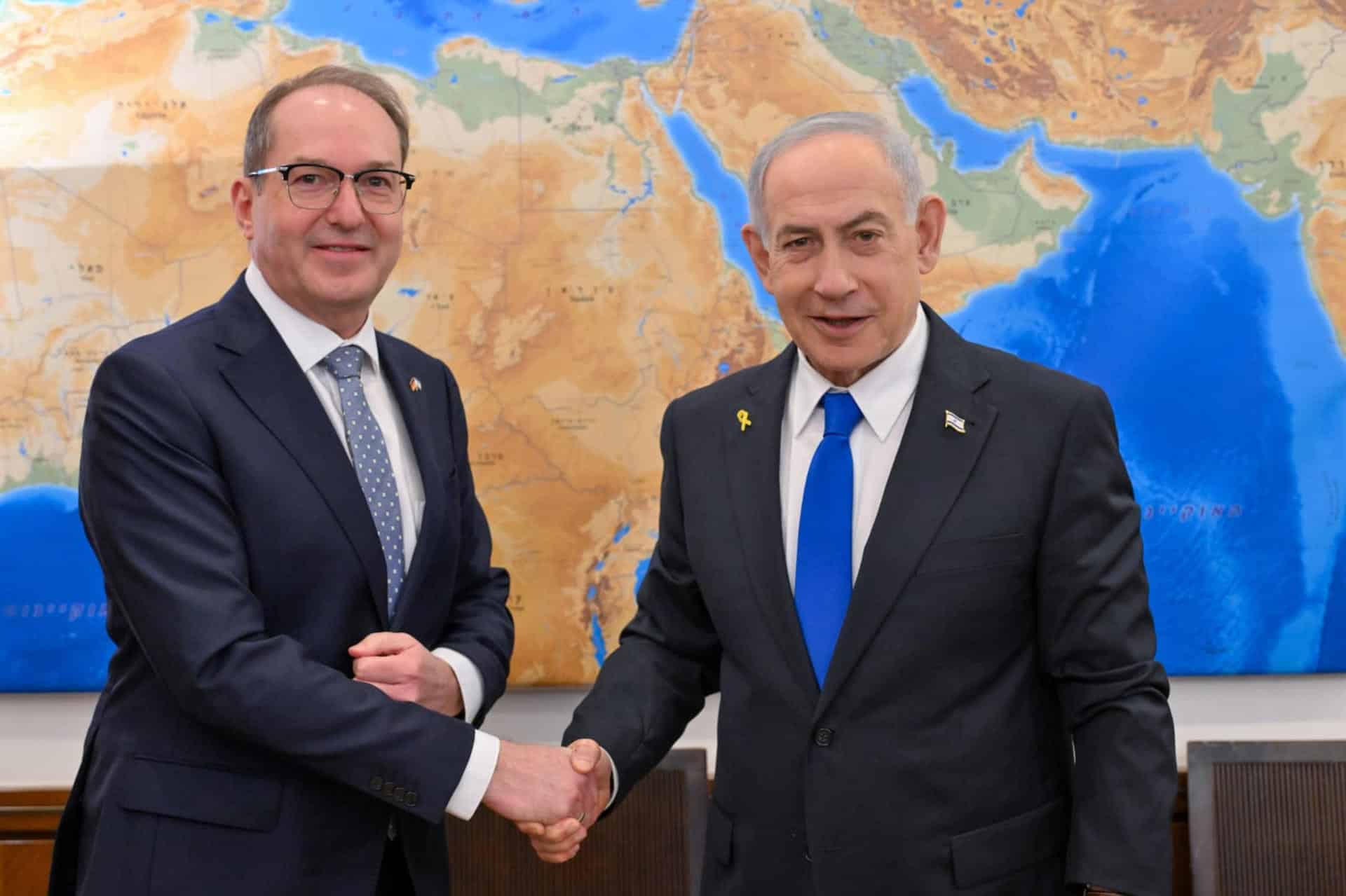 JERUSALÉN (ISRAEL), 11/01/2026.- El primer ministro israelí, Benjamín Netanyahu (d), firmó este domingo en Jerusalén una declaración conjunta con el ministro del Interior alemán, Alexander Dobrindt (i), para reforzar la cooperación bilateral en ciberseguridad, ciberdefensa, lucha contra el terrorismo y defensa civil. EFE/ GPO SÓLO USO EDITORIAL / SÓLO DISPONIBLE PARA ILUSTRAR LA NOTICIA QUE ACOMPAÑA (CRÉDITO OBLIGATORIO)