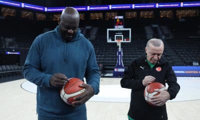 El presidente de Turquía, Recep Tayyip Erdogan, y el exjugador de baloncesto estadounidense Shaquille O’Neal, firman balones en el Centro de Desarrollo del Baloncesto en Estambul, este martes. EFE/EPA/TURKISH PRESIDENT PRESS OFFICE USO EDITORIAL NO VENTAS