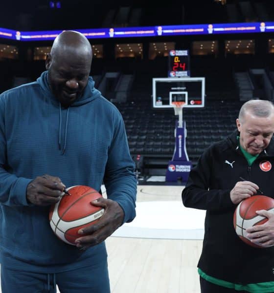 El presidente de Turquía, Recep Tayyip Erdogan, y el exjugador de baloncesto estadounidense Shaquille O’Neal, firman balones en el Centro de Desarrollo del Baloncesto en Estambul, este martes. EFE/EPA/TURKISH PRESIDENT PRESS OFFICE USO EDITORIAL NO VENTAS